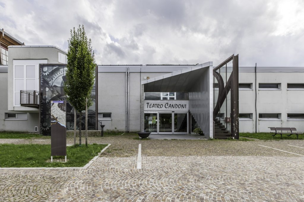 esterno del teatro candoni di tolmezzo